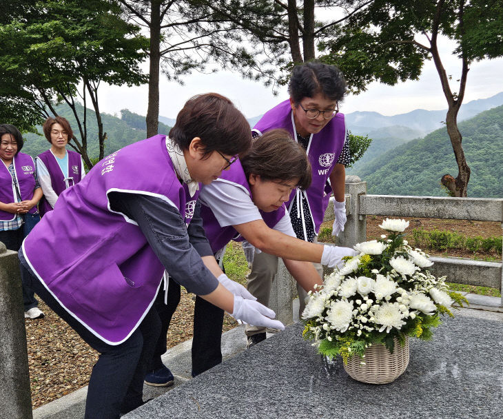 세계평화여성연합 회원 육배고지 전승탑 헌화