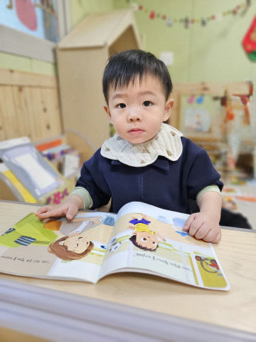 기사사진1-쩐티양 그림책 읽어주는 엄마